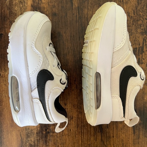 White Nike motif tennis shoes for toddler size 7 - Picture 2 of 6